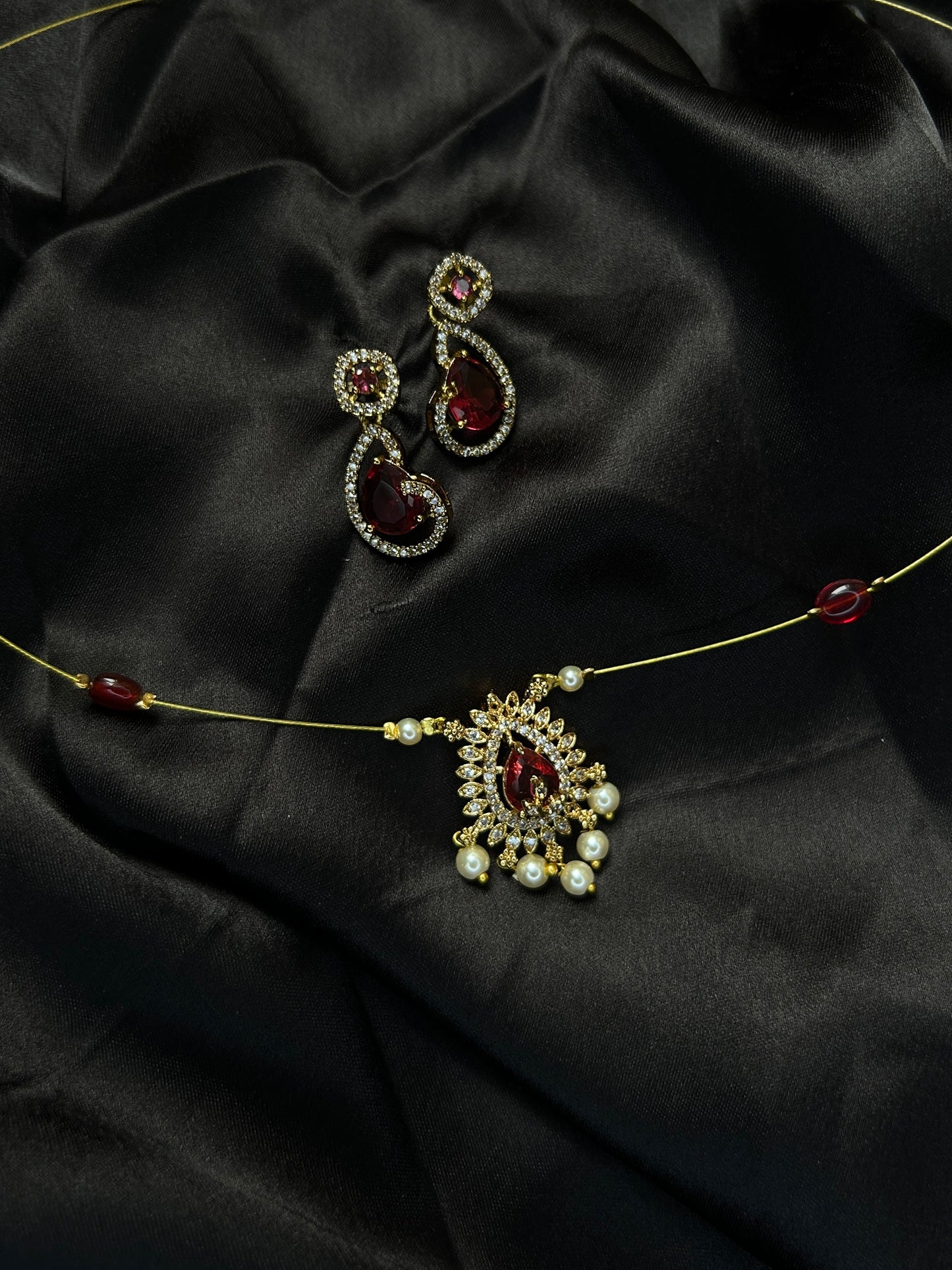 Ad with Pearl drops inivisibe chain